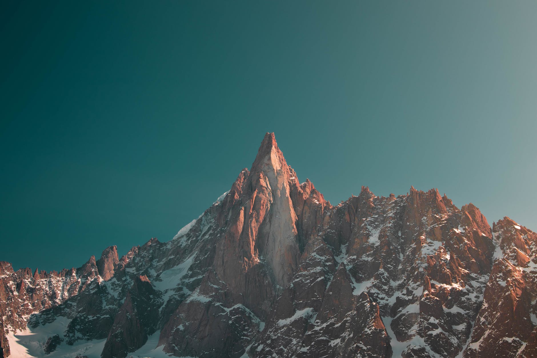 photo of the the aiguille du dru in mont blanc range