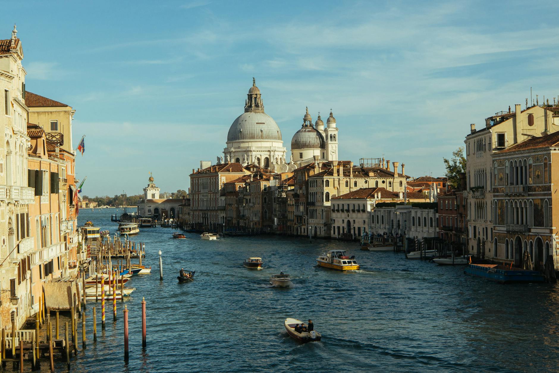 canal grande and santa maria della salute in venecia italy